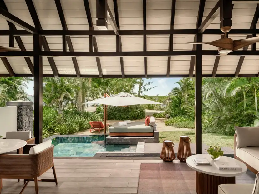 صورة: Four Seasons Resort Mauritius at Anahita: A covered patio with a private pool, shaded daybed, and outdoor seating looks out onto a tropical garden.