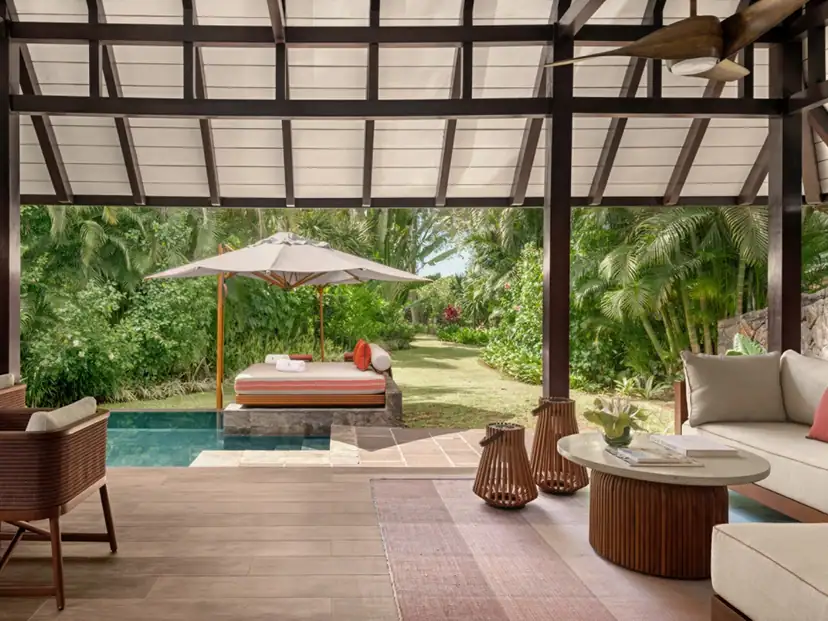 صورة: Four Seasons Resort Mauritius at Anahita: Relax on a shaded villa terrace with a private pool, daybed, and lounge seating overlooking a tropical garden.