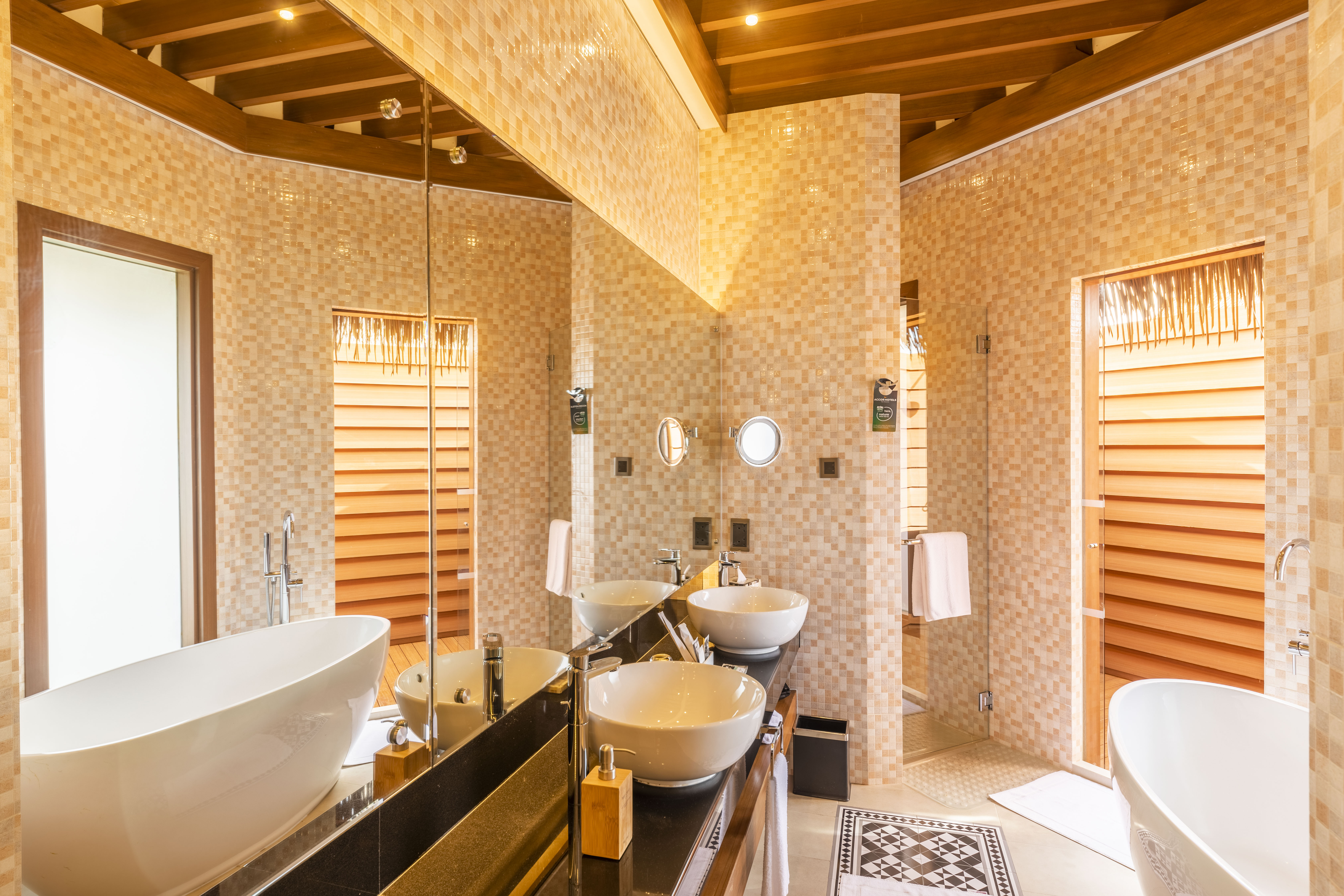 Mercure Maldives Kooddoo Resort 32