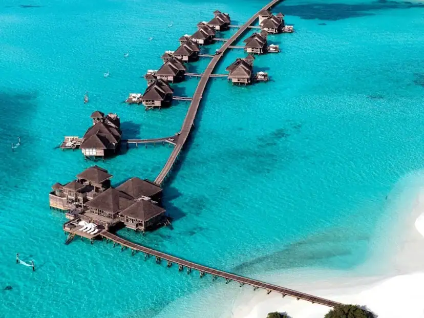 صورة: Gili Lankanfushi: Overwater villas line a turquoise lagoon, connected by boardwalks to the beach.