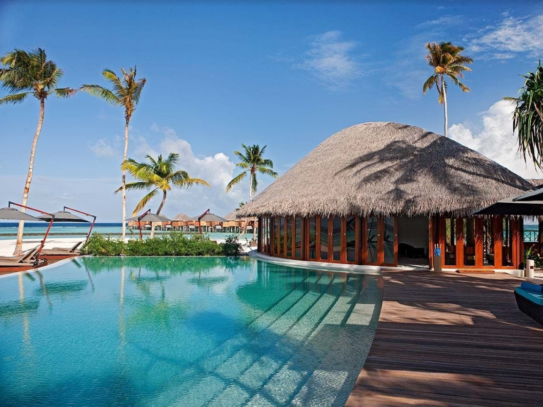 Constance Halaveli 16