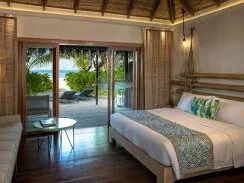 Constance Moofushi 7