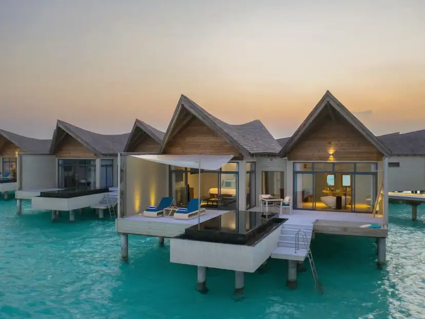 صورة: Kuredhivaru Resort and Spa: Overwater Pool Villa Lagoon