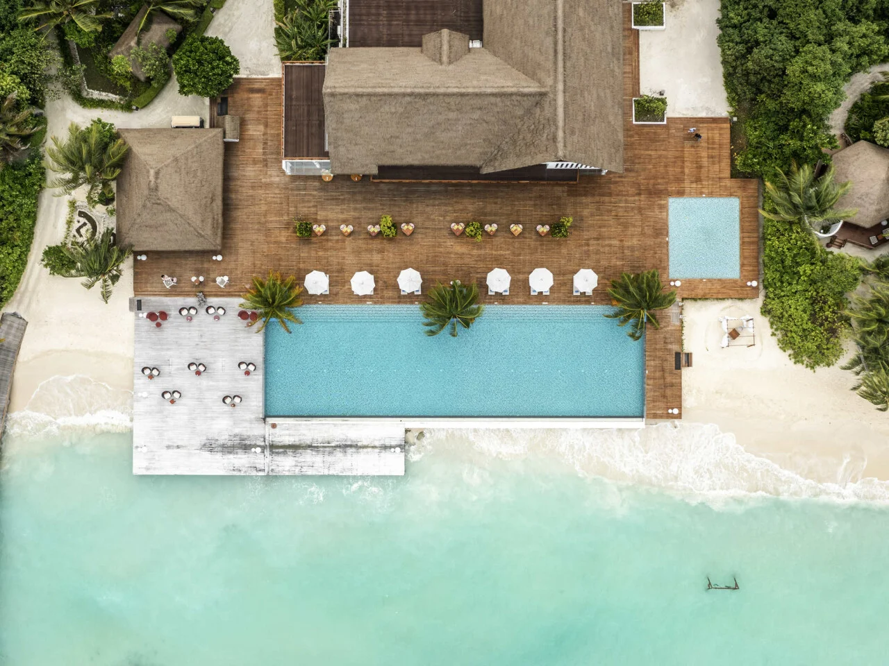 Mercure Maldives Kooddoo Resort 5