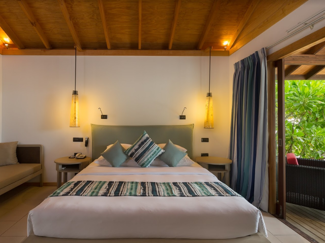 Vilamendhoo Island Resort & Spa 7