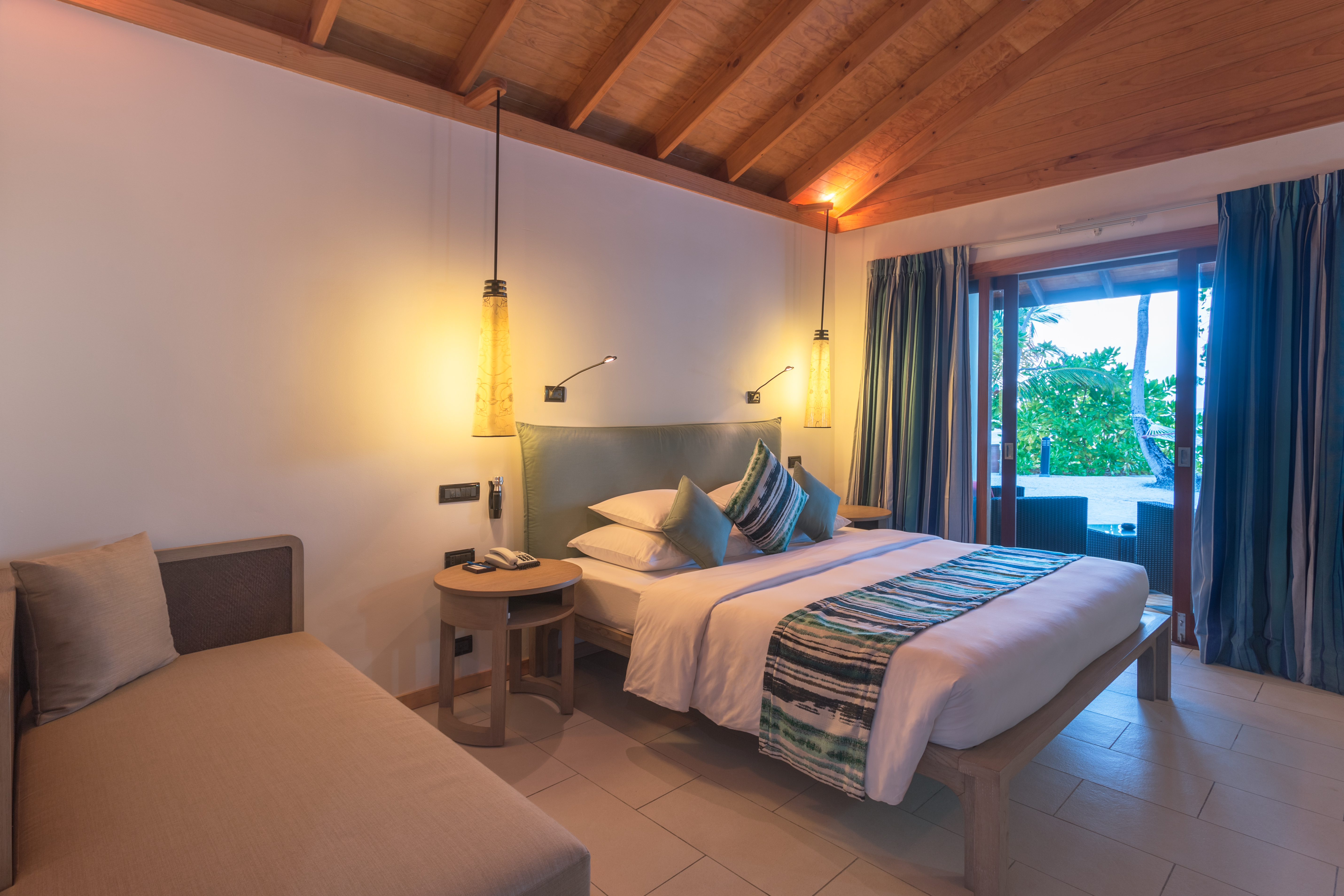 Vilamendhoo Island Resort & Spa 14