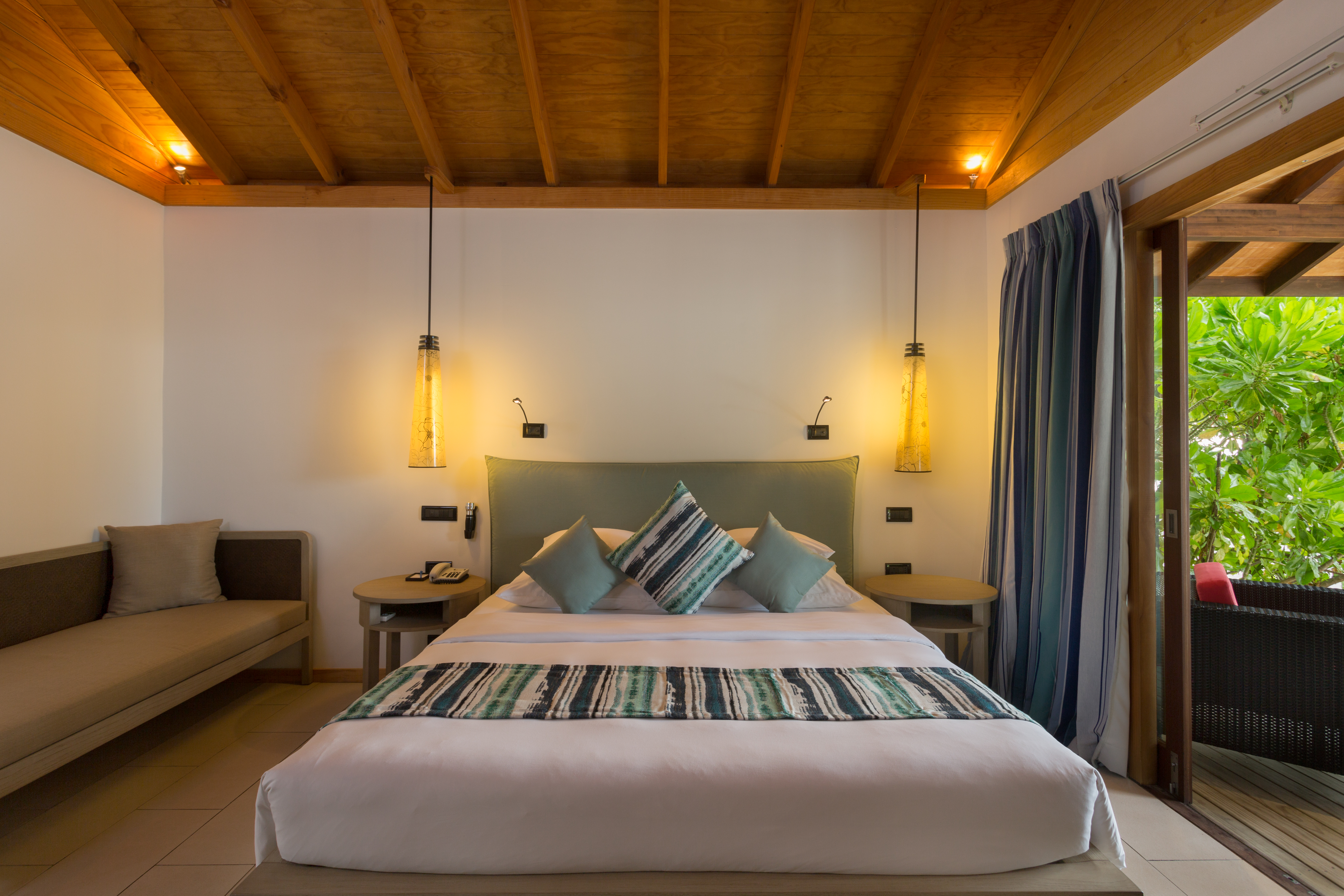 Vilamendhoo Island Resort & Spa 16