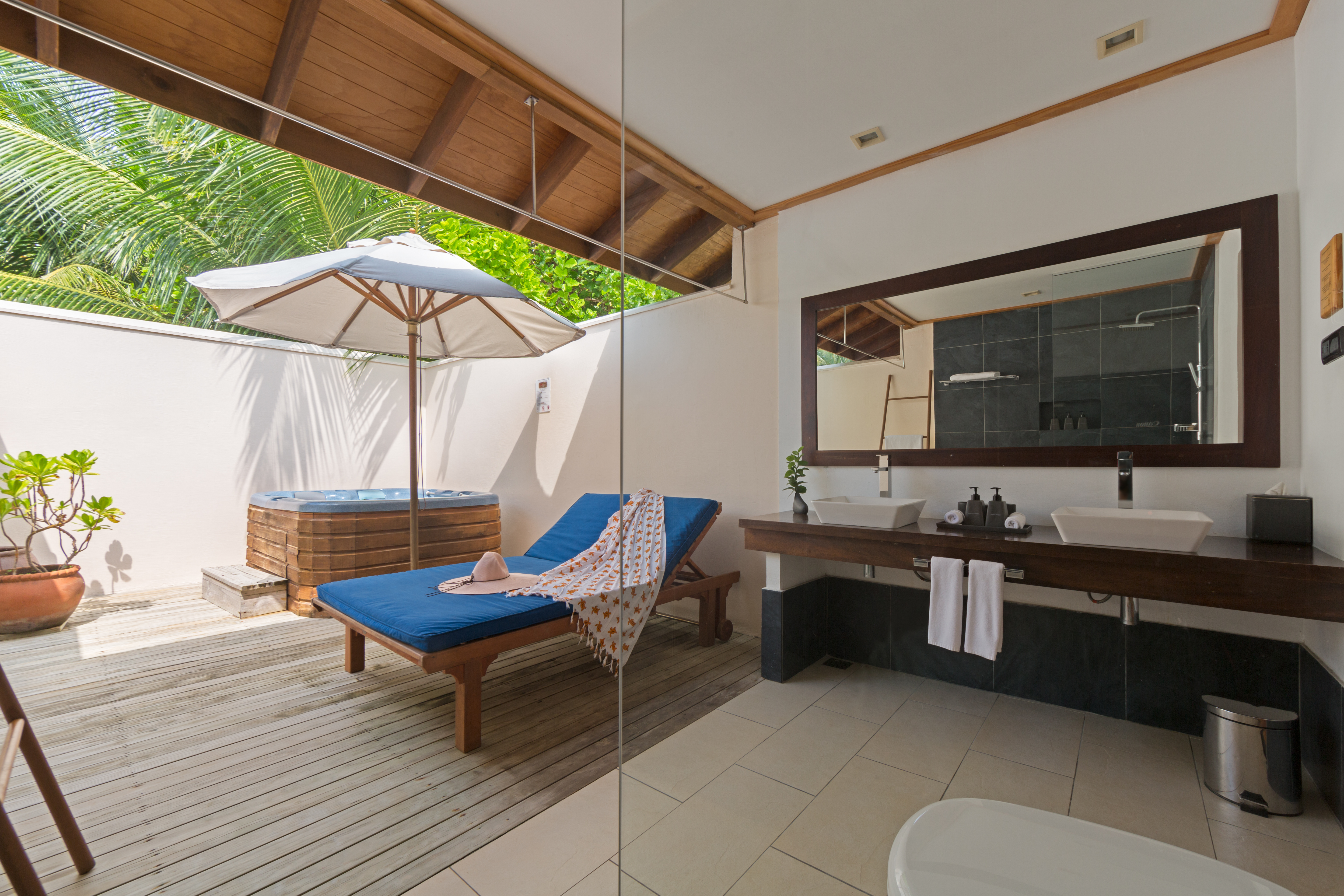 Vilamendhoo Island Resort & Spa 17